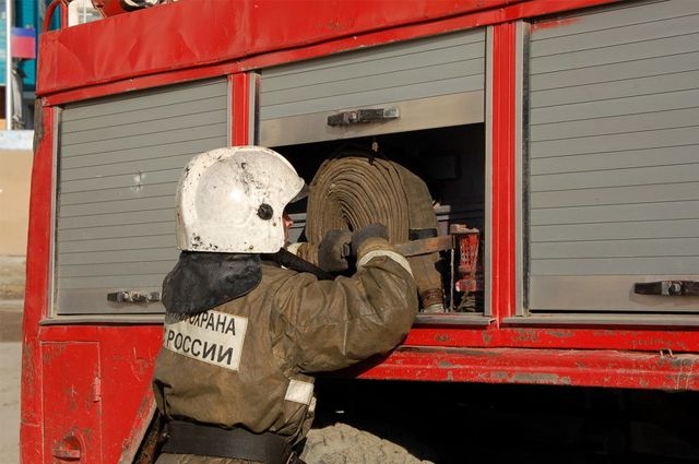 В Александровском районе пожарные расчеты и добровольцы тушат горящую траву.