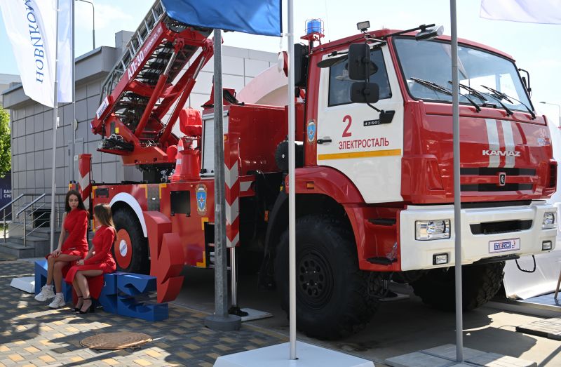 Пожарная машина на стенде МЧС на выставке в рамках Международного военно-технического форума «Армия-2022» в Конгрессно-выставочном центре «Патриот».