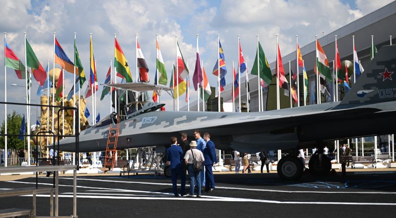 Российский многофункциональный истребитель пятого поколения Су-57 на выставке в рамках Международного военно-технического форума «Армия-2022» в Конгрессно-выставочном центре «Патриот».