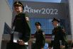 Российские военнослужащие — участники Международного военно-технического форума «Армия-2022» у Конгрессно-выставочного центра «Патриот».