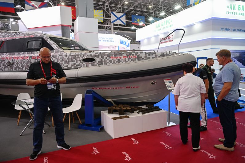 Морской катер класса РИБ модель RX-1173 на стенде Кингисеппского машиностроительного завода на выставке в рамках Международного военно-технического форума «Армия-2022» в Конгрессно-выставочном центре «Патриот».