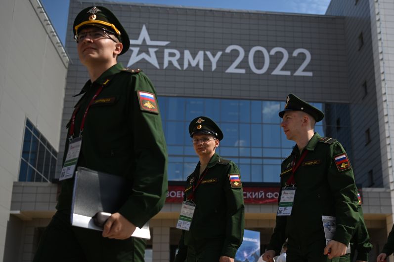Российские военнослужащие — участники Международного военно-технического форума «Армия-2022» у Конгрессно-выставочного центра «Патриот».