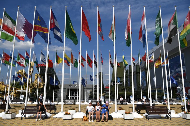 Флаги стран-участниц международного военно-технического форума «Армия-2022» в Конгрессно-выставочном центре «Патриот».