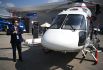 Посетитель у лёгкого многоцелевого вертолёта «Ансат» на выставке в рамках Международного военно-технического форума «Армия-2022» в Конгрессно-выставочном центре «Патриот».