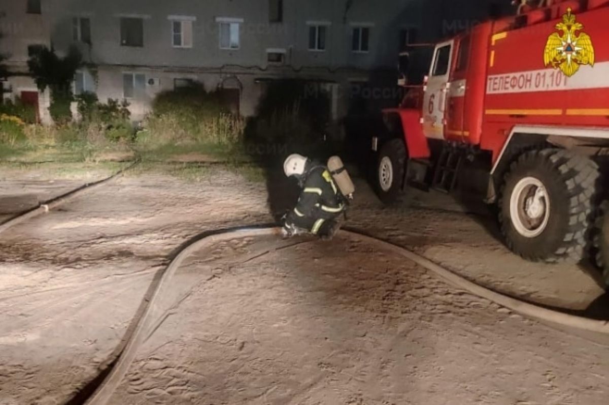 Спасатели ночью четыре часа тушили пожар в городе Сельцо Брянской области