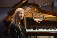 Пианистка Валентина Лисица: «В Донбассе даю мастер-классы, встречаюсь с детьми, а однажды даже играла на вокзале на перроне».