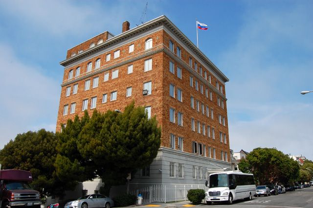 В 2017-м в США смогли зайти в консульства РФ в Сан-Франциско (на фото) с обысками и снять флаг России только после его закрытия.