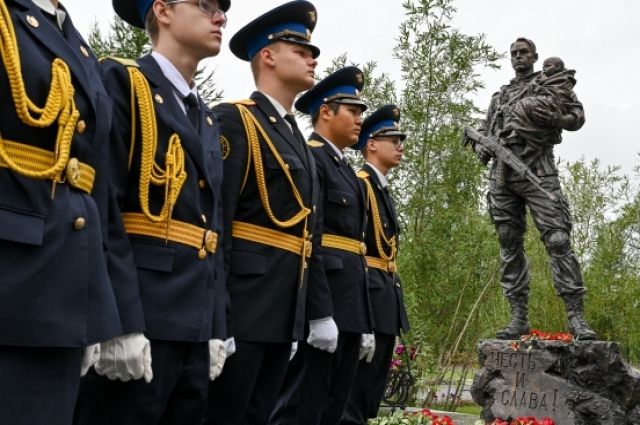 В Надыме губернатор торжественно открыл памятник "Защитникам Донбасса".