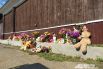Жители устроили мемориал на месте гибели 6-летней девочки. 