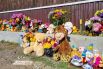 Жители устроили мемориал на месте гибели 6-летней девочки. 