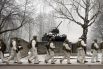 Военнослужащие армии США проходят возле танка-памятника Т-34 в Нарве во время 53-километрового похода на Северо-Востоке Эстонии, февраль 2017 года