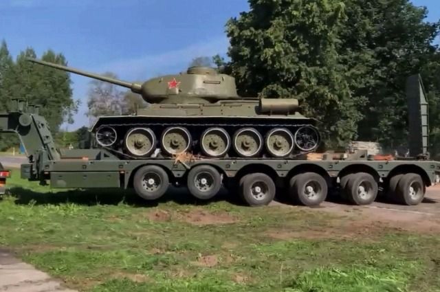 Демонтаж советского танка-памятника Т-34 в Нарве