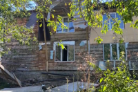 Бетонное основание и лестница обрушились вместе со стоящими на ней гостями. 