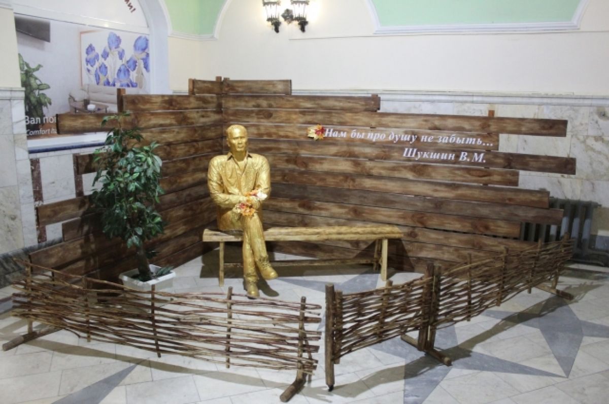 На ж/д вокзале Барнаула появилась арт-зона со скульптурой Василия Шукшина