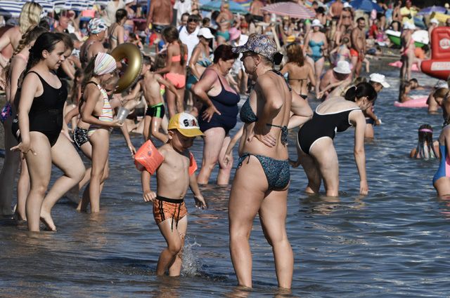 Когда-то Кабардинка была тихим детским курортом, а сегодня на пляжах яблоку негде упасть. Но чем дальше от центра находится пляж, тем спокойнее на нём будет.