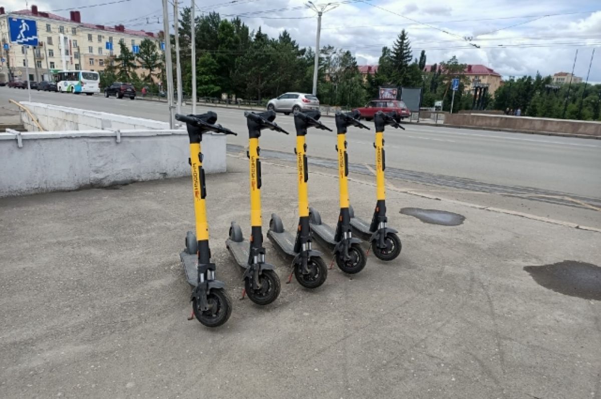 Жёлтая напасть. Как пешеходы не поделили тротуары с электросамокатами | АиФ  Омск