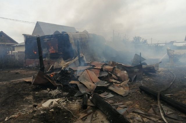 Огонь уничтожил жилой дом и надворные постройки.