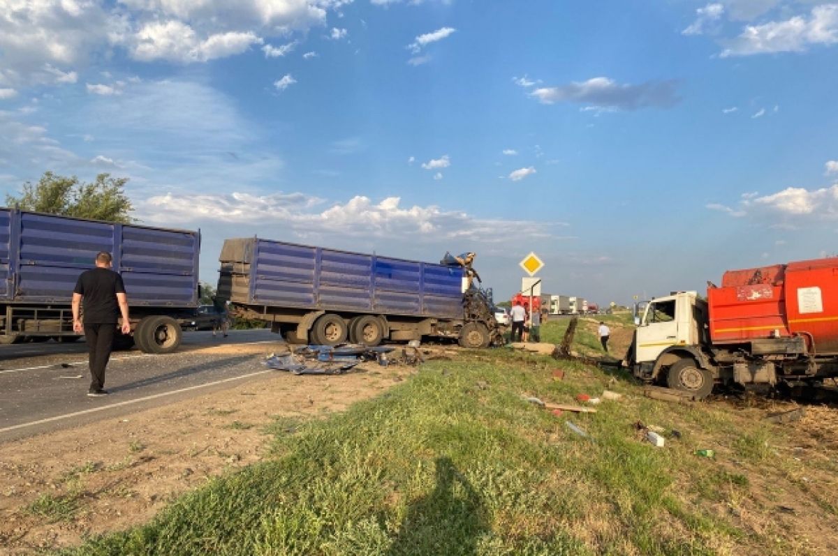Водители двух грузовиков пострадали в ДТП в Ростовской области