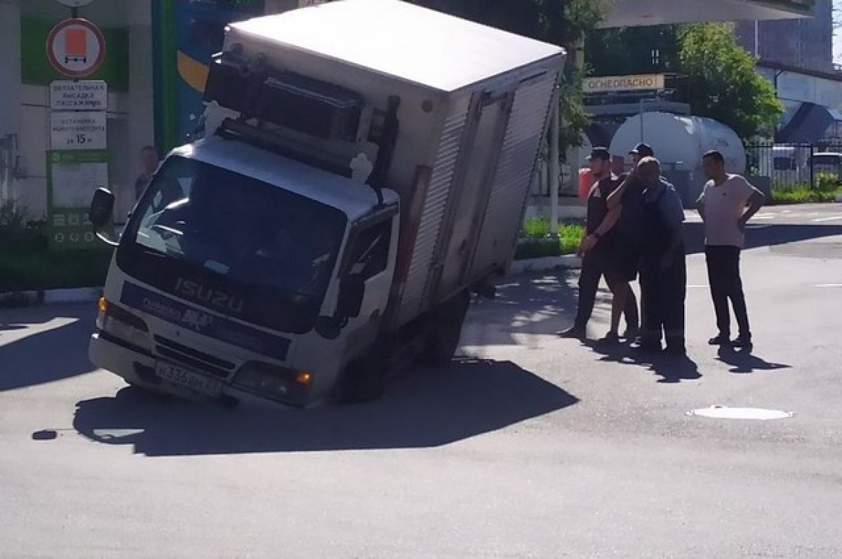 В центре Хабаровска в дорогу провалился грузовик | АиФ Хабаровск