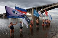Накануне в честь этого события организаторы марафона проплыли с флагами по руслу Енисея в Красноярске.