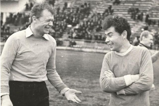 Александр Вампилов (справа) и писатель Юрий Скоп на футбольном поле.
