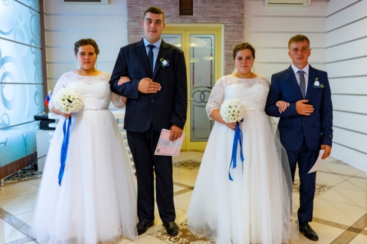 На Алтае сестры-близнецы вышли замуж в один день