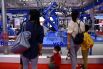 Роботизированные руки на стенде Yaskawa Shougang Robot на выставке в рамках Всемирной конференции робототехники в Пекине