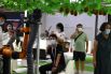 Роботизированная рука демонстрирует сбор фруктов на выставке в рамках Всемирной конференции робототехники в Пекине