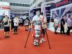 Посетители на Всемирной конференции робототехники в Пекине