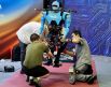 Сборка робота на выставке в рамках Всемирной конференции робототехники в Пекине