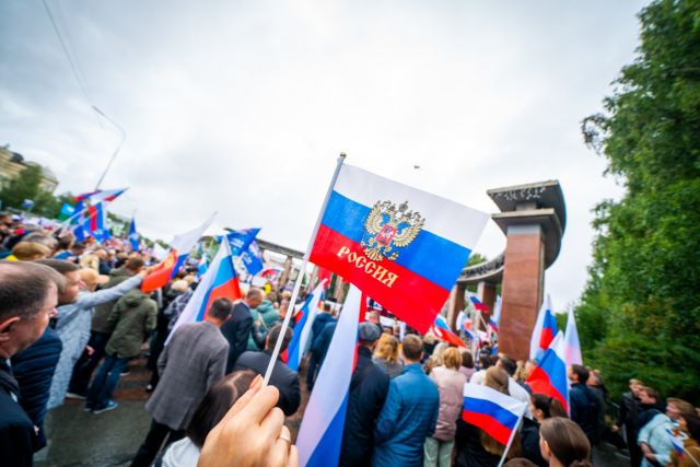 На центральной площади Ханты-Мансийска провели митинг-концерт