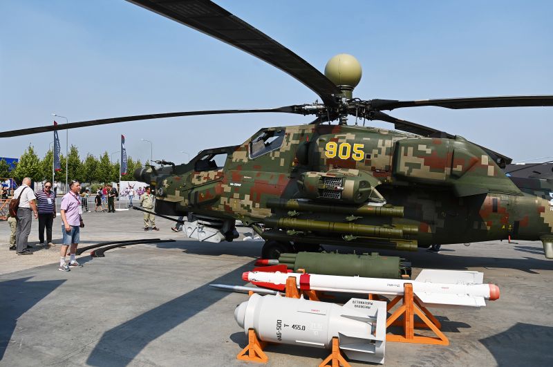 Ударный вертолёт Ми-28НЭ на выставке в рамках Международного военно-технического форума «Армия-2022» на территории Конгрессно-выставочного центра «Патриот».