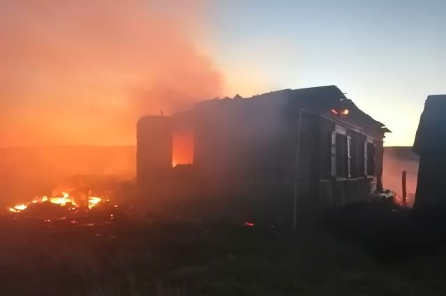 В Абдулинском ГО ликвидируют пожар в частном доме
