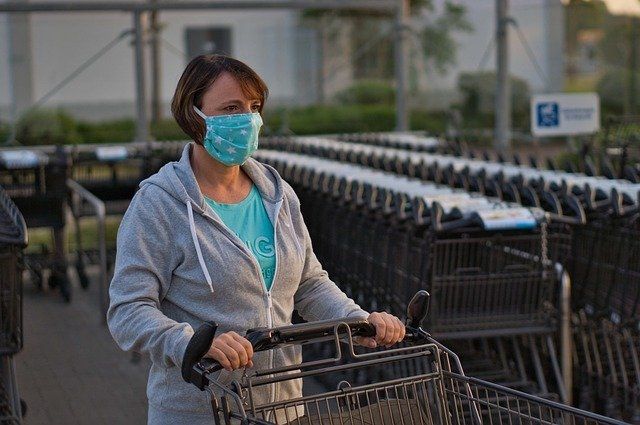 Сотрудники магазина испугались масок клиентов.