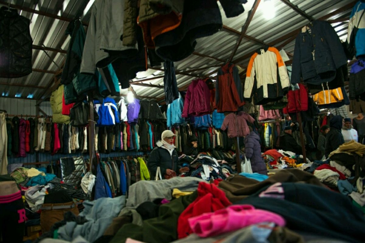 Market вещи. Рынок одежды. Палатка с одеждой на рынке. Вещи с рынка. Вещевой рынок.