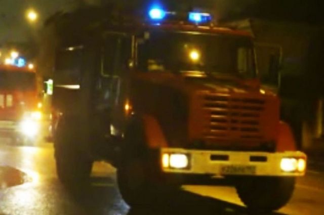 В Оренбурге ночью 10 пожарных тушили частный дом. 