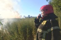 В Новотроицке четыре расчета тушат ландшафтный пожар.