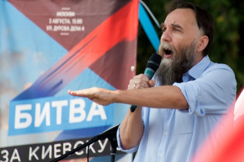 Лидер Международного Евразийского движения, политолог Александр Дугин выступает на митинге в Москве в поддержку Донбасса, Новороссии под названием «За Донецкую Русь!».