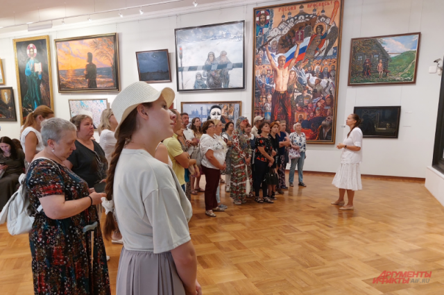 Российский флаг присутствует на многих картинах Ильи Глазунова. Например, он изображен в самом центре полотна «Россия, проснись!».