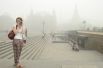 Москвичи на Манежной площади, окутанной дымом из-за лесных пожаров.