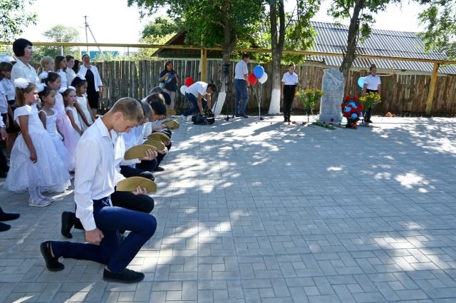 Школьники х.Чулошников направили газпромовские гранты на создание памятника.