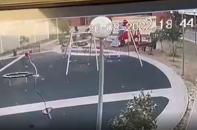 Камеры видеонаблюдения зафиксировали происходящее на детской площадке.