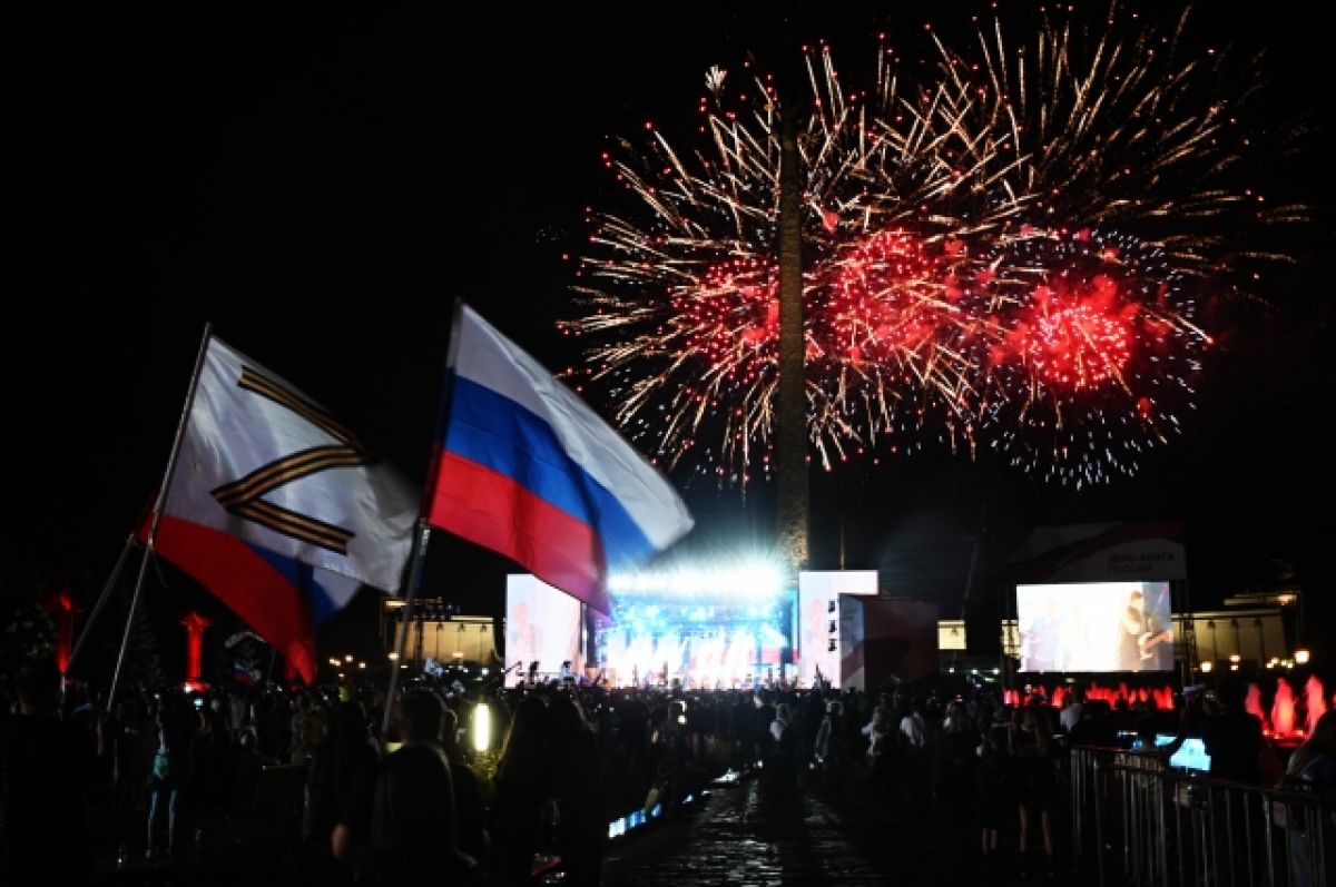 В Москве состоялся салют в честь Дня флага РФ - видео