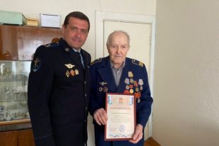 Дедушка помог полицейским задержать аферистов.