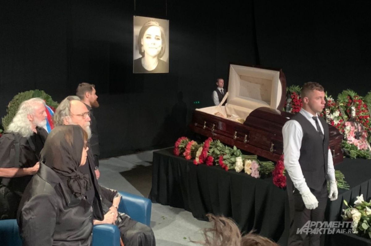 Прощание с марией. Церемония прощания с Дарьей Дугиной в Останкино. Дугин на похоронах Дарьи Дугиной. Прощание с Дарьей Дугиной гроб.