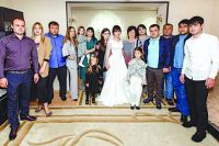 Аминет Бжассо на свадьбе дочери со всеми детьми.