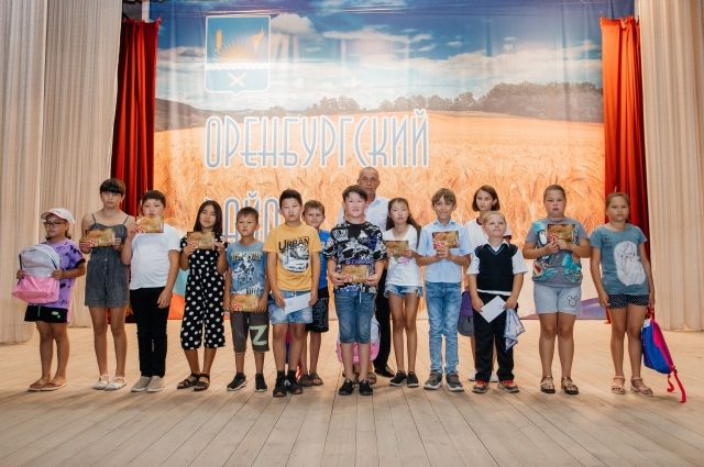 «Газпромнефть-Оренбург» помогает детям из многодетных и малообеспеченных семей подготовиться к школе.