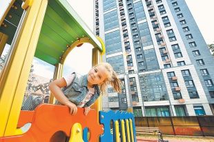 На переселение из пятиэтажки в новый дом отводится 15 дней после подписания договора. Любой житель вправе обратиться за помощью при переезде, оставив заявку на mos.ru.
