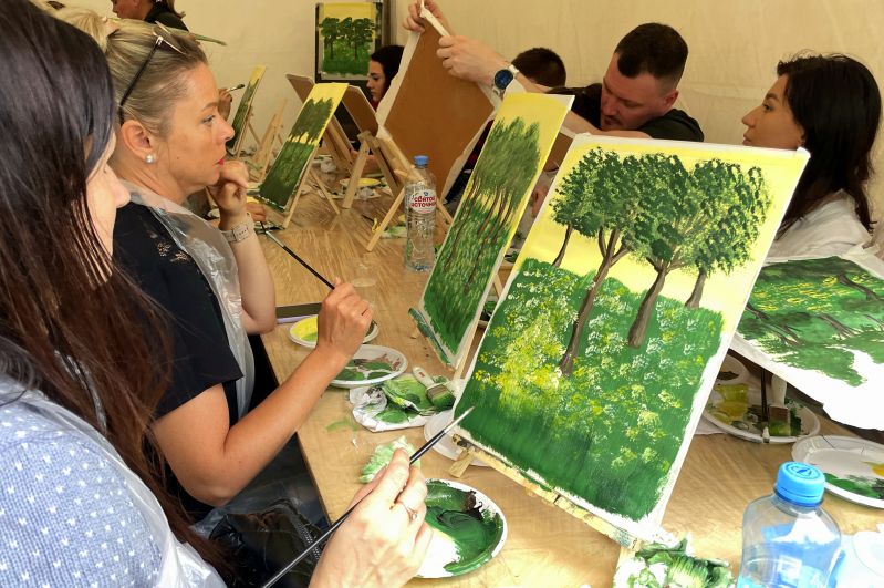 Всего за 1,5 часа участники фестиваля нарисовали северный лес.