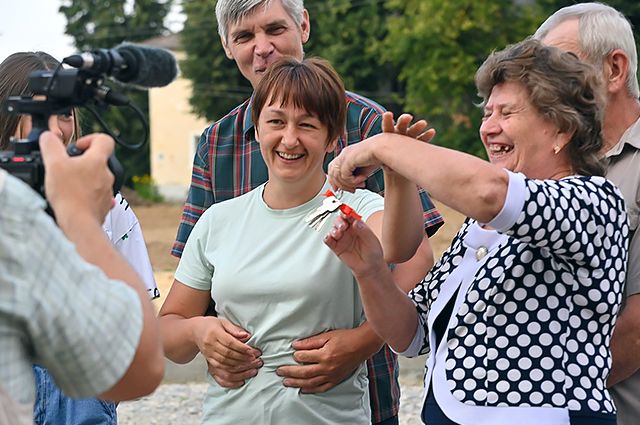 Семьям вручили ключи от новых квартир.